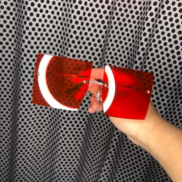 Accessories - Oversized sunglasses